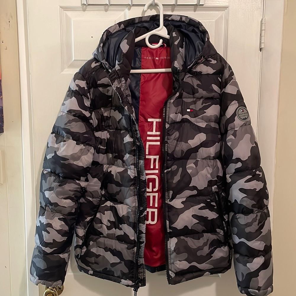 TOMMY HILFIGER Men's Size Medium Quilted Puffer Jacket with Hood in Grey Camo